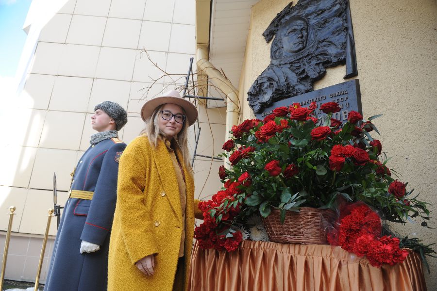 Внучка космонавта Николая Рукавишникова Алена возлагает цветы к памятной доске ее деду