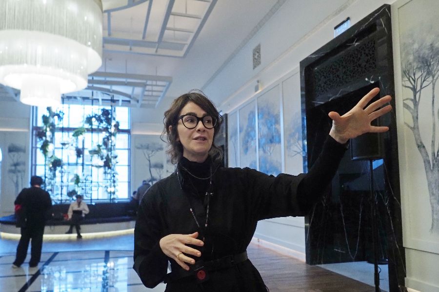 Дарья Парамонова, гендиректор одной из компаний, принимавших активное участие в восстановлении кинотеатра, рассказывает, что удалось сохранить и воссоздать в вестибюле и как вписано новое в исторический интерьер