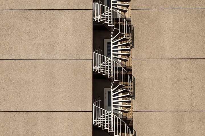 Мужчина упал с пожарной лестницы здания в центре Москвы