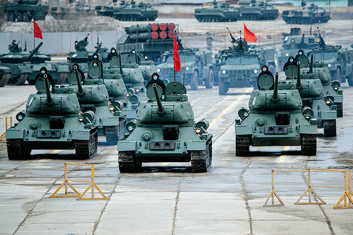 Репетиция парада Победы прошла на полигоне Алабино