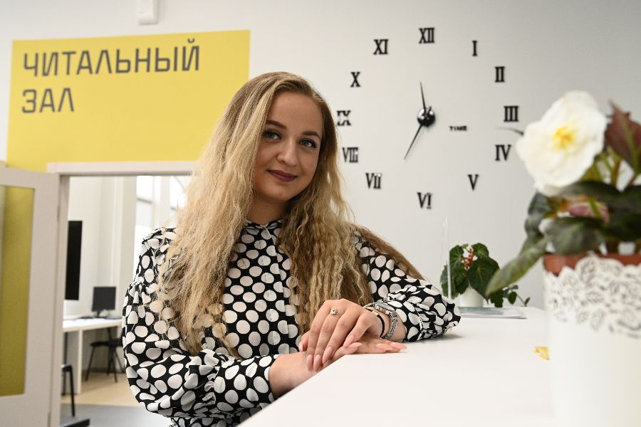 Заведующая библиотекой № 57 Валерия Дурнева готова к долгожданной встрече с читателями. В обновленном холле появились часы и аппарат с кофе