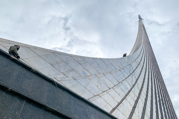 Промышленные альпинисты очистили монумент «Покорителям космоса» после зимы