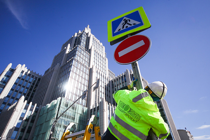 Столичные службы начали промывку дорожных знаков и информационных щитов