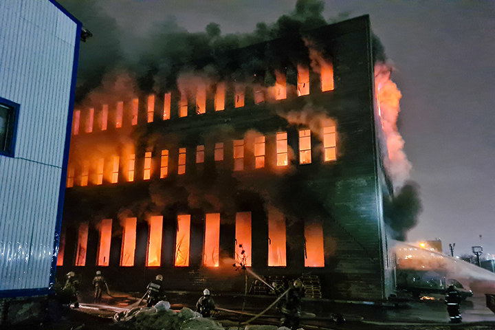 Пожар на складе в Люберцах потушили спустя 21 час