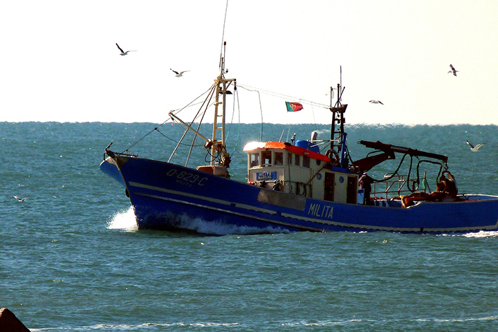 Пожар на траулере в Охотском море ликвидировали