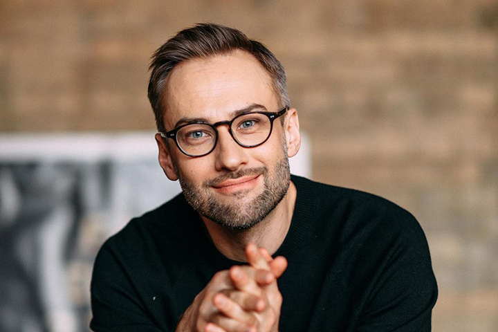 «Надо съесть медовик»: Дмитрий Шепелев рассказал о прогулке с дочерью