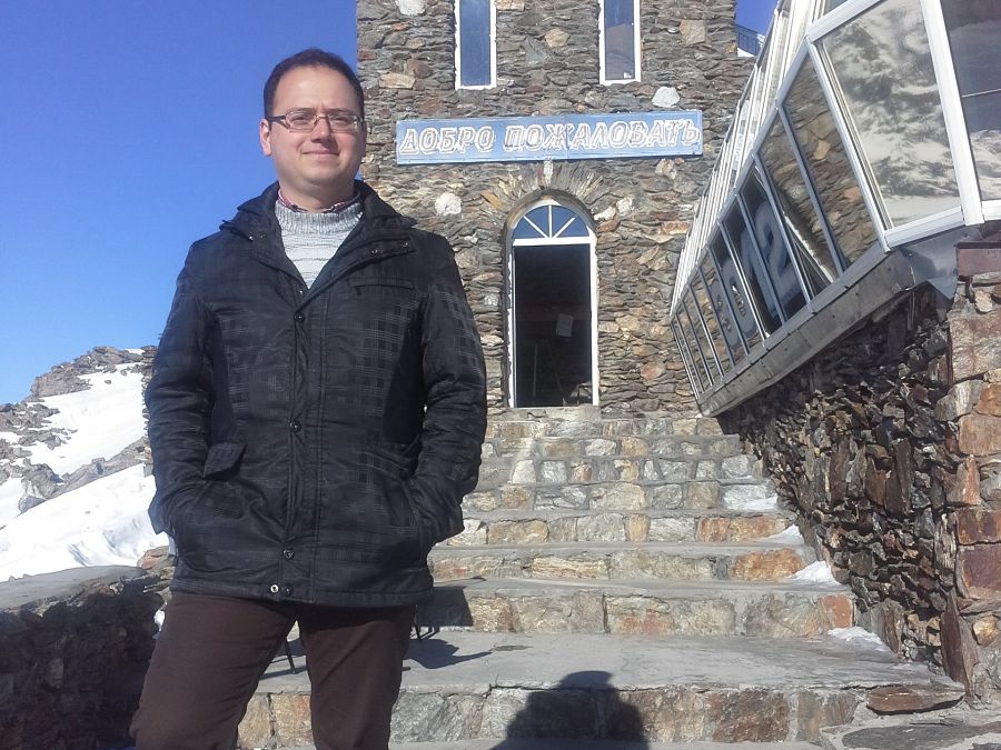 Научный сотрудник кафедры археологии исторического факультета МГУ имени М. В. Ломоносова, руководитель лаборатории истории и археологии средневекового Новгорода Виктор Сингх