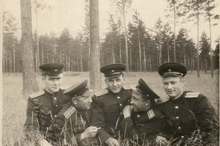 Выставку редких фронтовых снимков готовят к показу в Платовском сквере