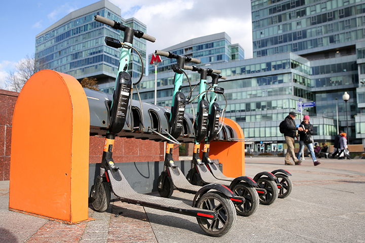 Дептранс рассказал о правилах дорожного движения для самокатов