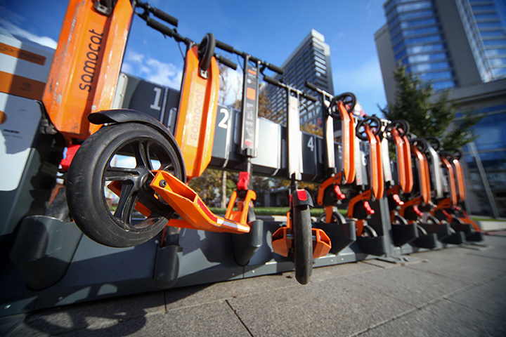 Пенсионерка попала в больницу после того, как ее сбили на электросамокате