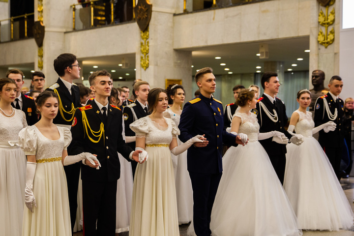 Бал в Музее Победы посетили более 400 московских кадетов