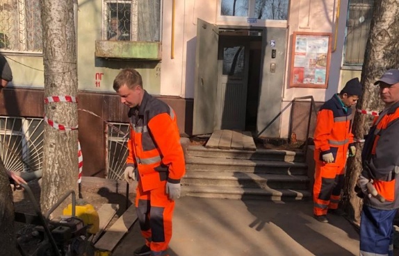 Плита просела около входа в подъезд на Сельскохозяйственной улице в Москве