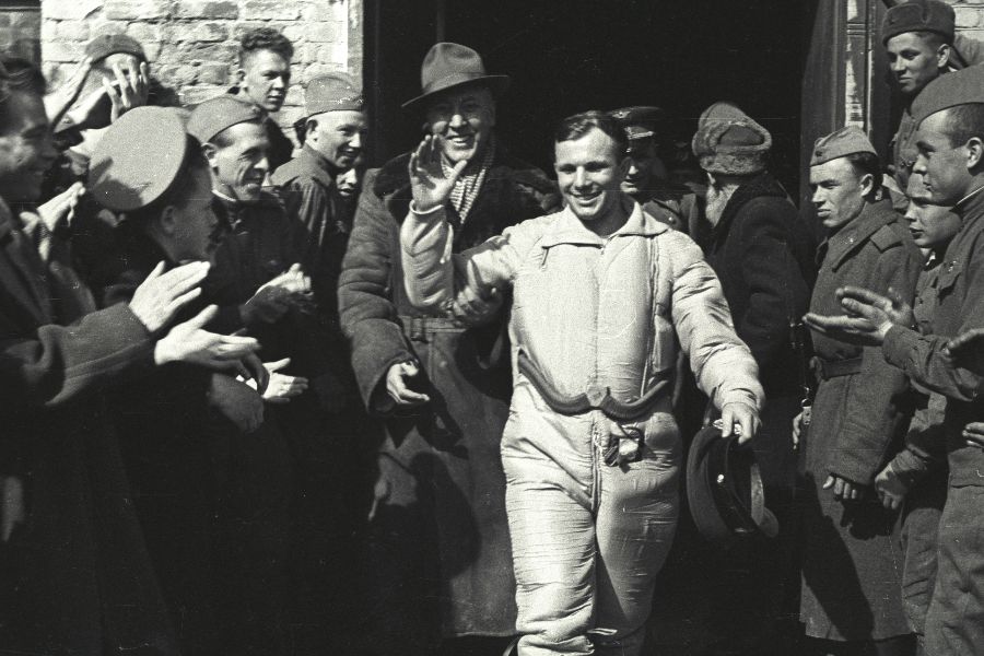 12 апреля 1961 года. Саратовская область. Первый в мире космонавт Юрий Гагарин после приземления спускаемого аппарата космического корабля «Восток-1»