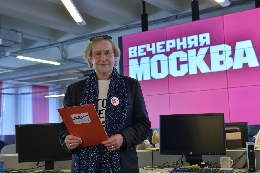 Народный артист России Андрей Житинкин продиктовал текст для участников «Тотального диктанта» в редакции «Вечерней Москвы»