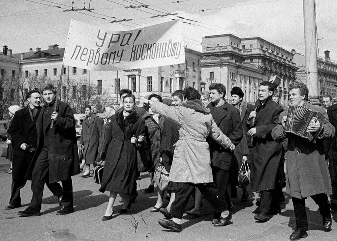 Народные гулянья на проспекте Маркса 12 апреля 1961 года