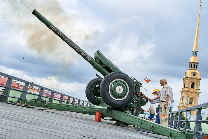 Полуденный выстрел произвели в честь Дня космонавтики у Петропавловской крепости