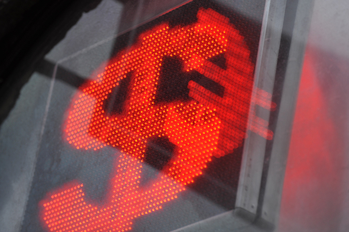 «Риск достаточно велик»: что будет с курсом доллара и евро на майские праздники