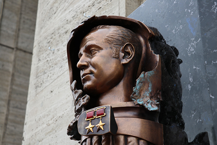 Мемориальную доску космонавту Алексею Леонову установили в Москве