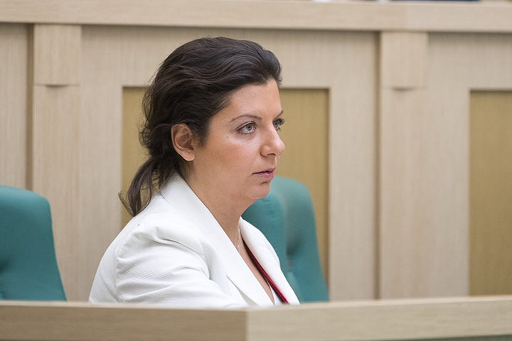 «Девочки, не подеритесь»: Симоньян высмеяла слова Вайкуле про СССР