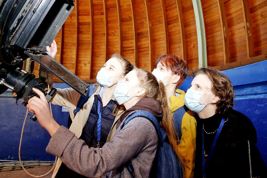 Арина Сергеенко, Екатерина Дынина, Николас Цхвитария и Дмитрий Лакиза (слева направо) в Звенигородской обсерватории Института астрономии РАН изучают строение астрографа