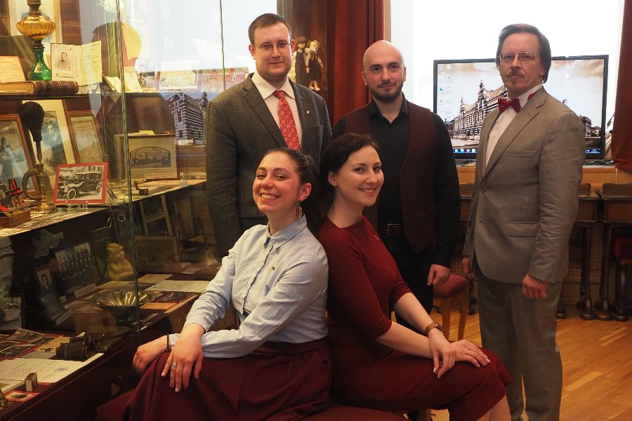 Команда — победитель конкурса «Учителя года Москвы» Мария Сотникова и Манана Захаренкова, Илья Громов, Артем Барат и Валерий Гаврилов (слева направо) из школы № 1520 имени Капцовых