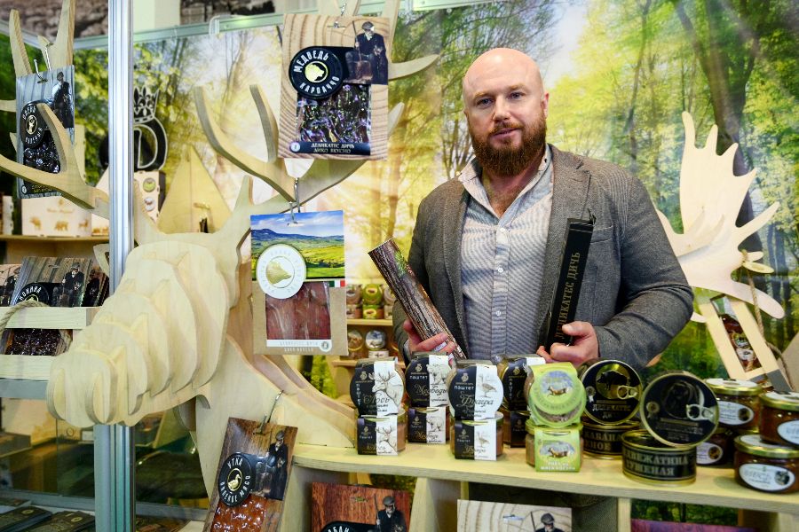 Генеральный директор столичной компании Александр Петровский представил на выставке деликатесы из мяса лося, бобра, медведя. Ассортимент постоянно расширяется — так производители надеются привлечь внимание покупателя