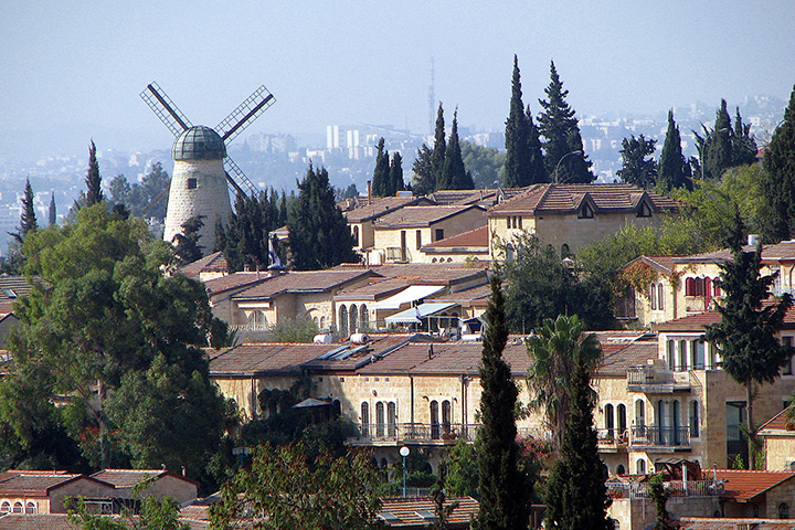Семь человек пострадали в результате наезда автомобиля на пешеходов в Иерусалиме