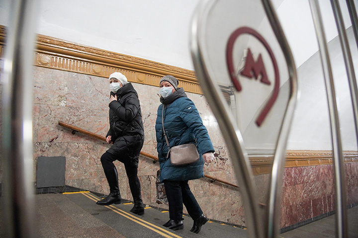 Силовики вернули мужчине похищенный в метро миллион рублей