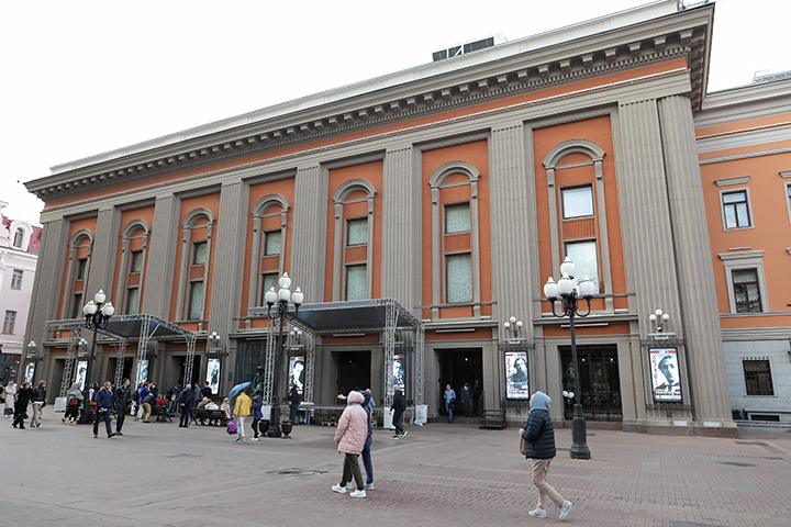 Памятники артистам Этушу, Яковлеву и Лановому открыли у Театра имени Вахтангова