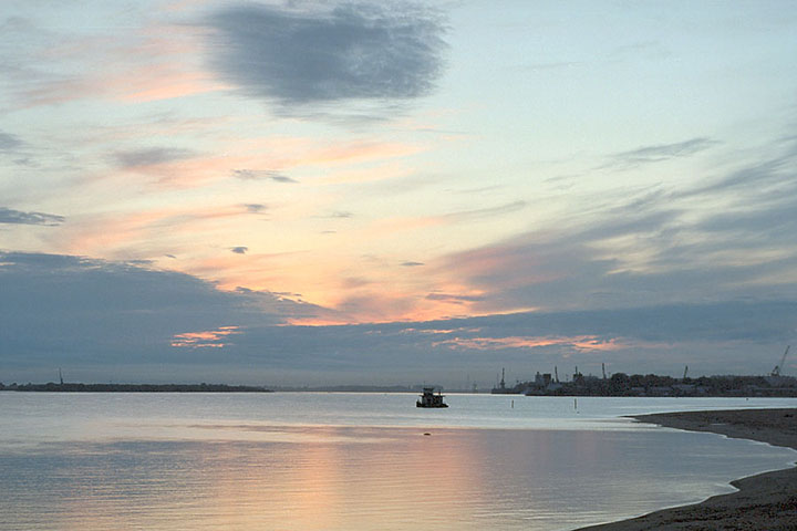 Подростков в Архангельске унесло течением на отколовшейся льдине во время свидания
