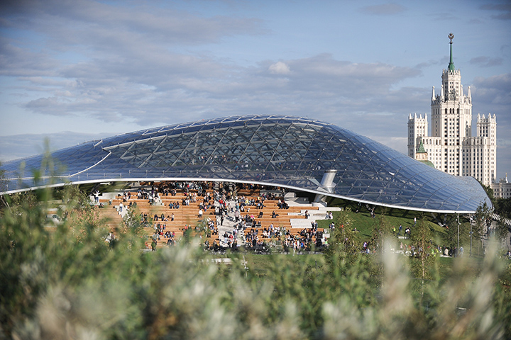 Кольцо с бриллиантами и дорогие часы украли у петербуржца в парке «Зарядье»