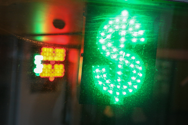 «Курс будет некомфортным»: финансовый эксперт посоветовал купить валюту до длинных выходных