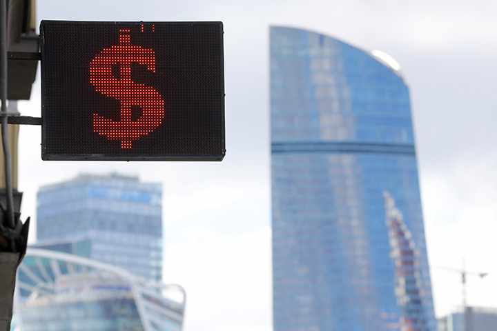 «Напоминает ситуацию 90-х»: почему россияне кинулись скупать доллары