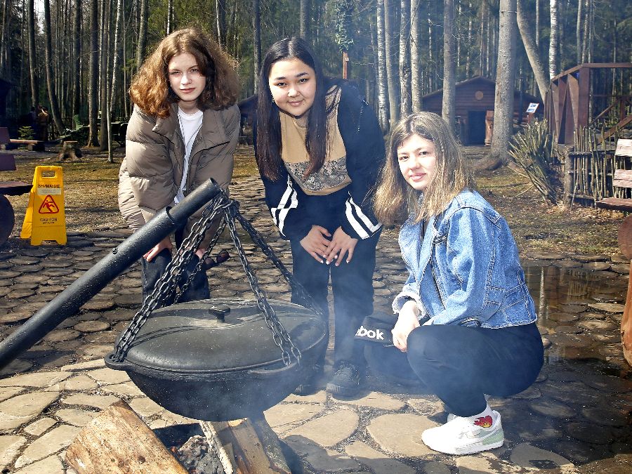 Ученицы видновской школы № 31 Кристина Скокова, Айжан Капарова, Алина Текужева (слева направо) приехали на встречу патриотического клуба