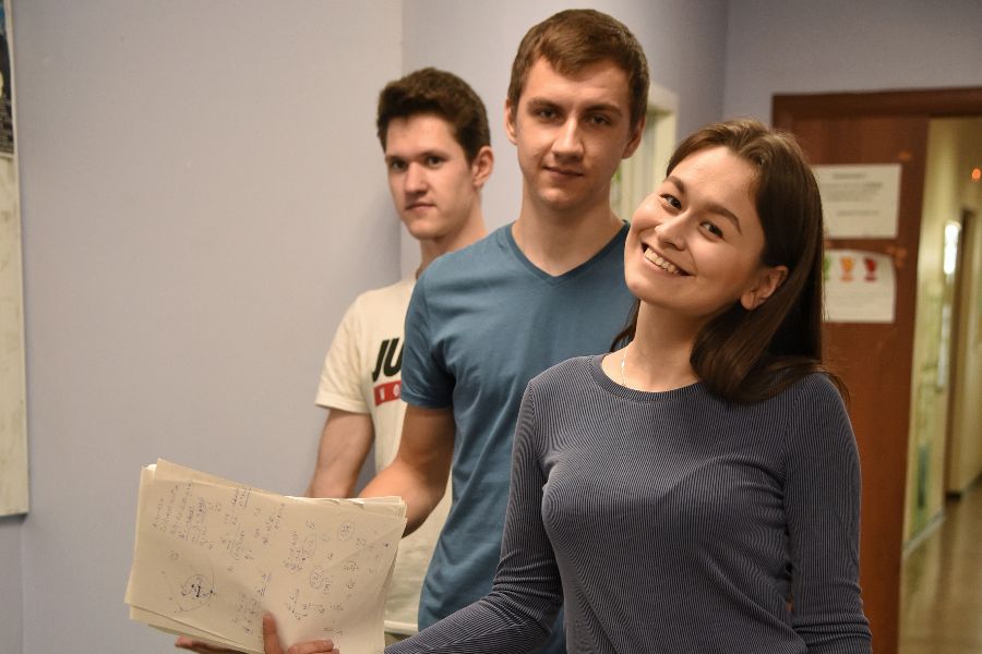 Студенты МГТУ имени Баумана Александр Шабалин, Дмитрий Михеев и Ярославна Филиппова (слева направо) пришли сдать макулатуру в общежитии