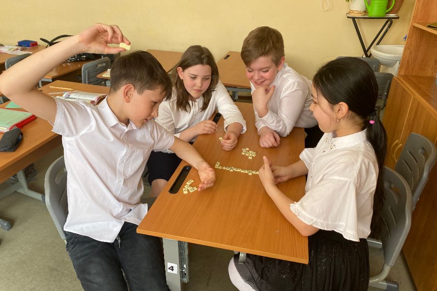 Московские школьники (слева направо) Руслан Шеметов, Нина Курзанова, Марк Блинов и Фарзона Толибова играют на перемене в домино