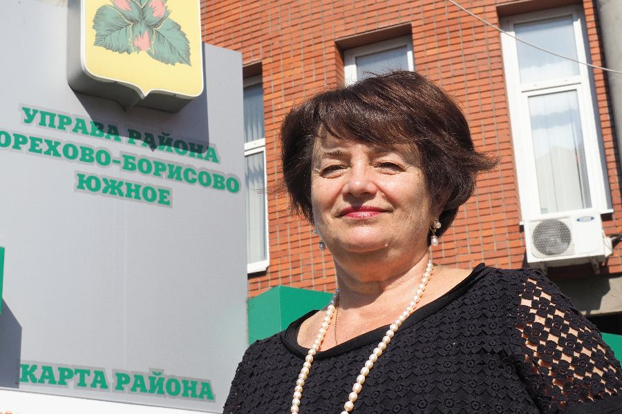 Глава управы Орехово-Борисово Южное Валентина Козельская перед очередным обходом территории