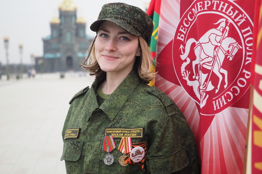 Боец отряда «Спектр» Анастасия Каркаева приехала в парк «Патриот» на торжественное открытие сезона «Вахты памяти — 2021». Девушка занимается поисковой работой более пяти лет. В этом году она тоже планирует отправиться в экспедицию на места боев Великой Отечественной войны