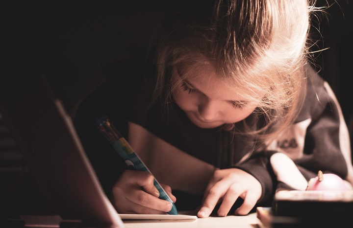 Психолог объяснила родителям, стоит ли отправлять ребенка с шести лет в школу