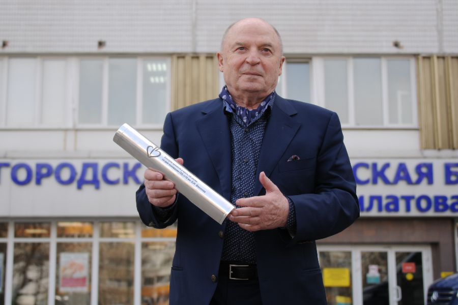 Владимир Мудрак, который возглавлял Городскую клиническую больницу № 15 имени Филатова до 1986 года, поздравил коллектив медучреждения со знаменательной датой и выполнил почетную миссию: заложил капсулу с посланиями потомкам от работников больницы в основание нового скоропомощного корпуса 