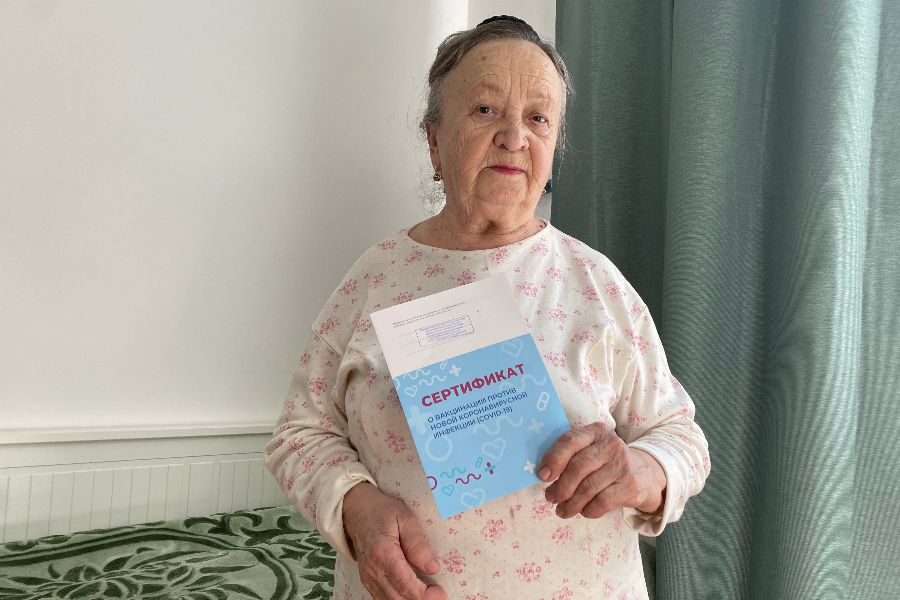 Москвичка Галина Андрейкина получила сертификат о прохождении вакцинации против коронавирусной инфекции