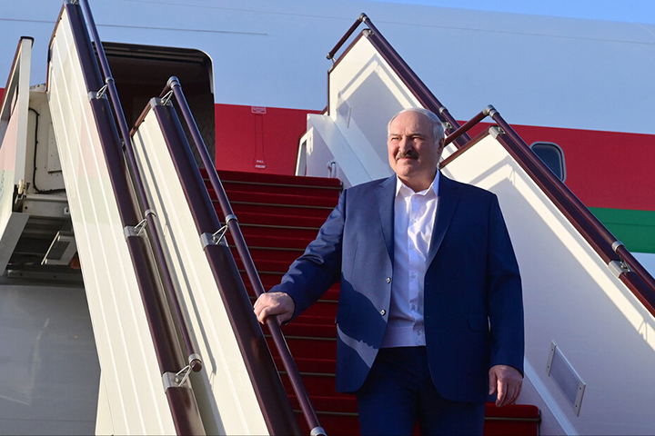 Лукашенко впервые с официальным визитом посетил Абхазию