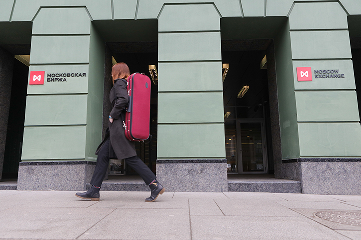 Курсы доллара и евро снизились на Московской бирже