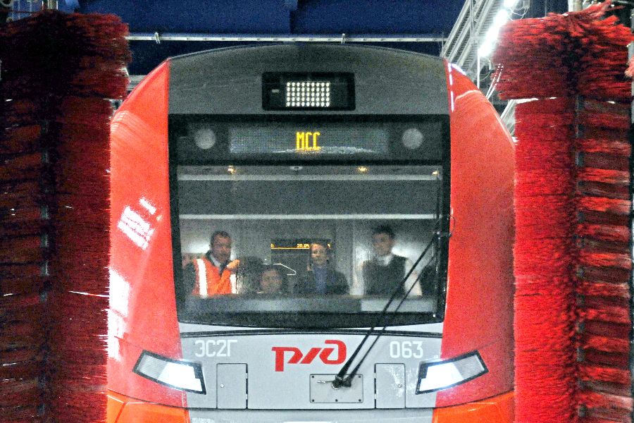 Первый поезд «Ласточка» помыли в новом комплексе на станции «Андроновка». Подвижной состав обработали кислотным раствором, а после он прошел сквозь две большие щетки, которые натерли металлический корпус до блеска