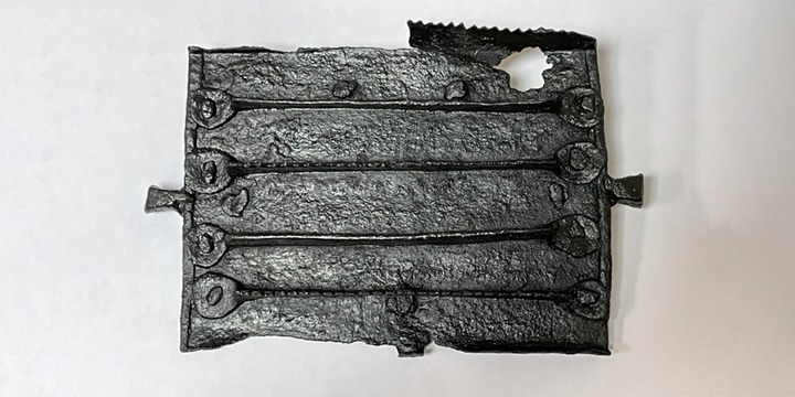 Московские археологи нашли скребницу XVII века на улице Петровке