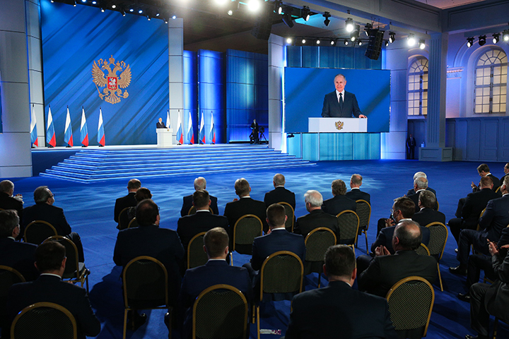 Путин поручил выплачивать больничные родителям дошкольников в 100-процентном размере