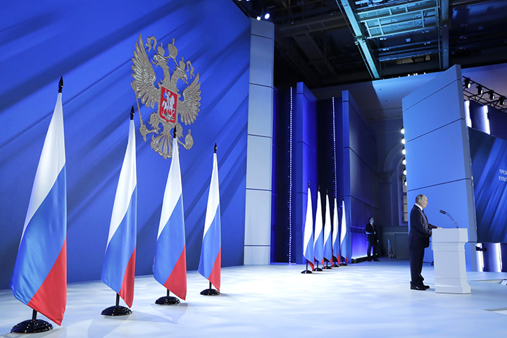 Путин поручил кабмину подготовить программу по снижению уровня бедности в России