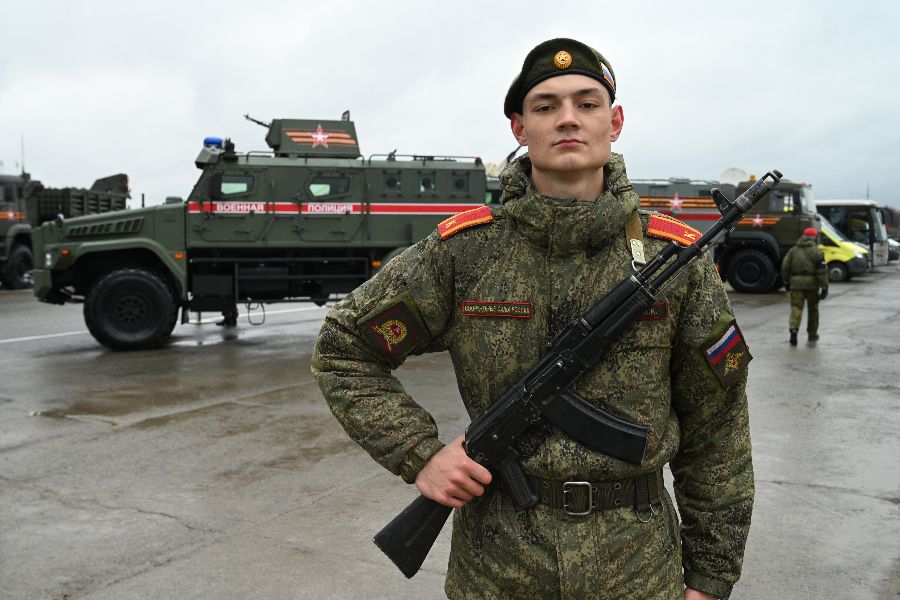 Курсант Московского высшего общевойскового командного училища Арсений Журавлев принимал участие в параде 7 ноября. У него уже есть опыт. Теперь на параде Победы юноше предстоит стать направляющим. Чтобы все прошло идеально, он много времени посвящает тренировкам