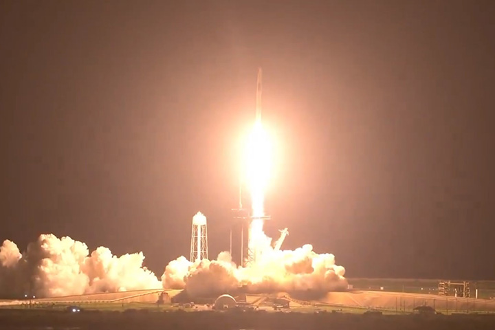 Ракета Falcon 9 с экипажем Crew Dragon стартовала на МКС