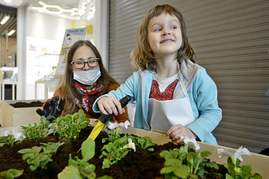 Москвичка Екатерина Воробьева и ее маленькая дочь Вика в центре «Ангара» в районе Нагорный во время субботника посадили в контейнеры различные растения, которые позже установят на крыше здания этого центра